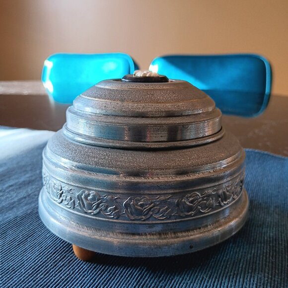 Vintage Aluminum Musical Powder Puff Box Music Metal Wind Up Working Cameo 1940s - Picture 3 of 6